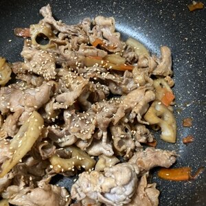 豚こま肉、レンコン、ニンジンの焼肉のタレ炒め